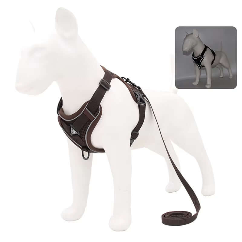 Black adjustable dog harness with front clip – displayed on mannequin